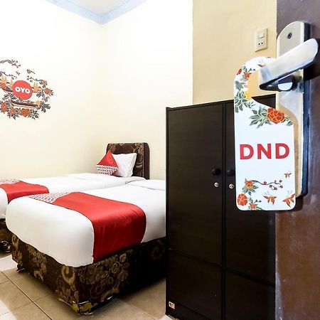 Oyo 723 Penginapan Nia Mandiri Syariah Медан Екстериор снимка