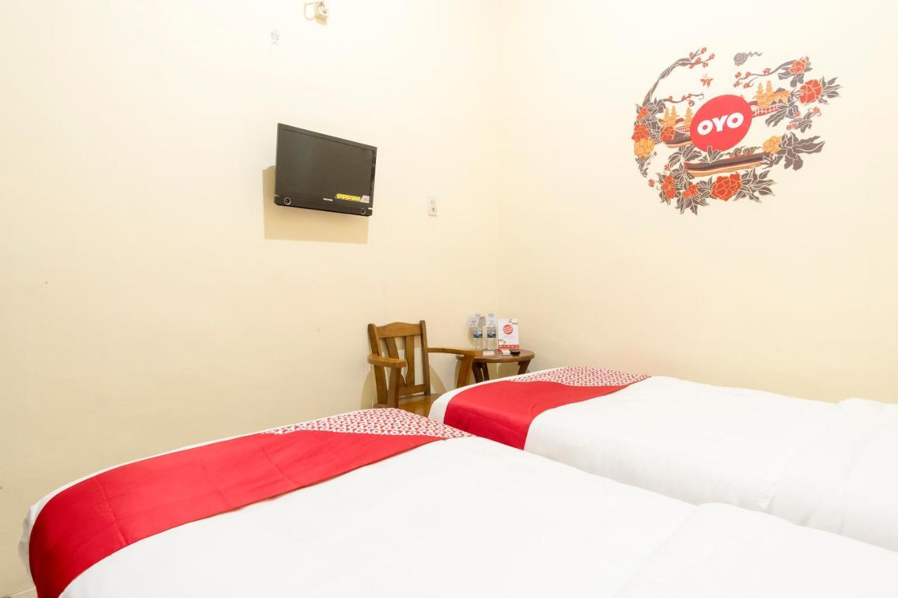 Oyo 723 Penginapan Nia Mandiri Syariah Медан Екстериор снимка