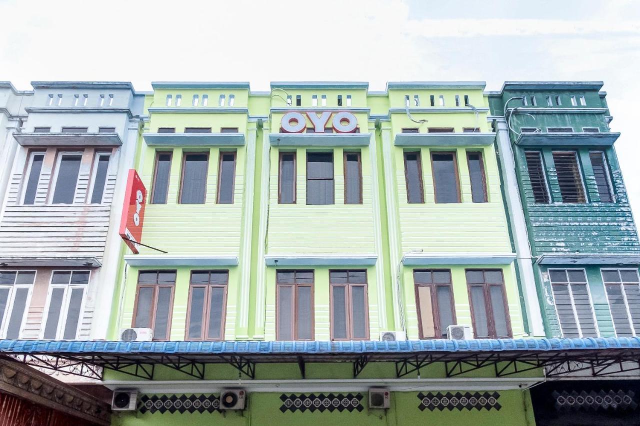 Oyo 723 Penginapan Nia Mandiri Syariah Медан Екстериор снимка