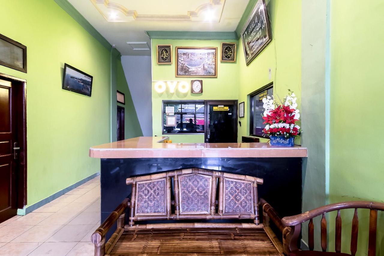 Oyo 723 Penginapan Nia Mandiri Syariah Медан Екстериор снимка