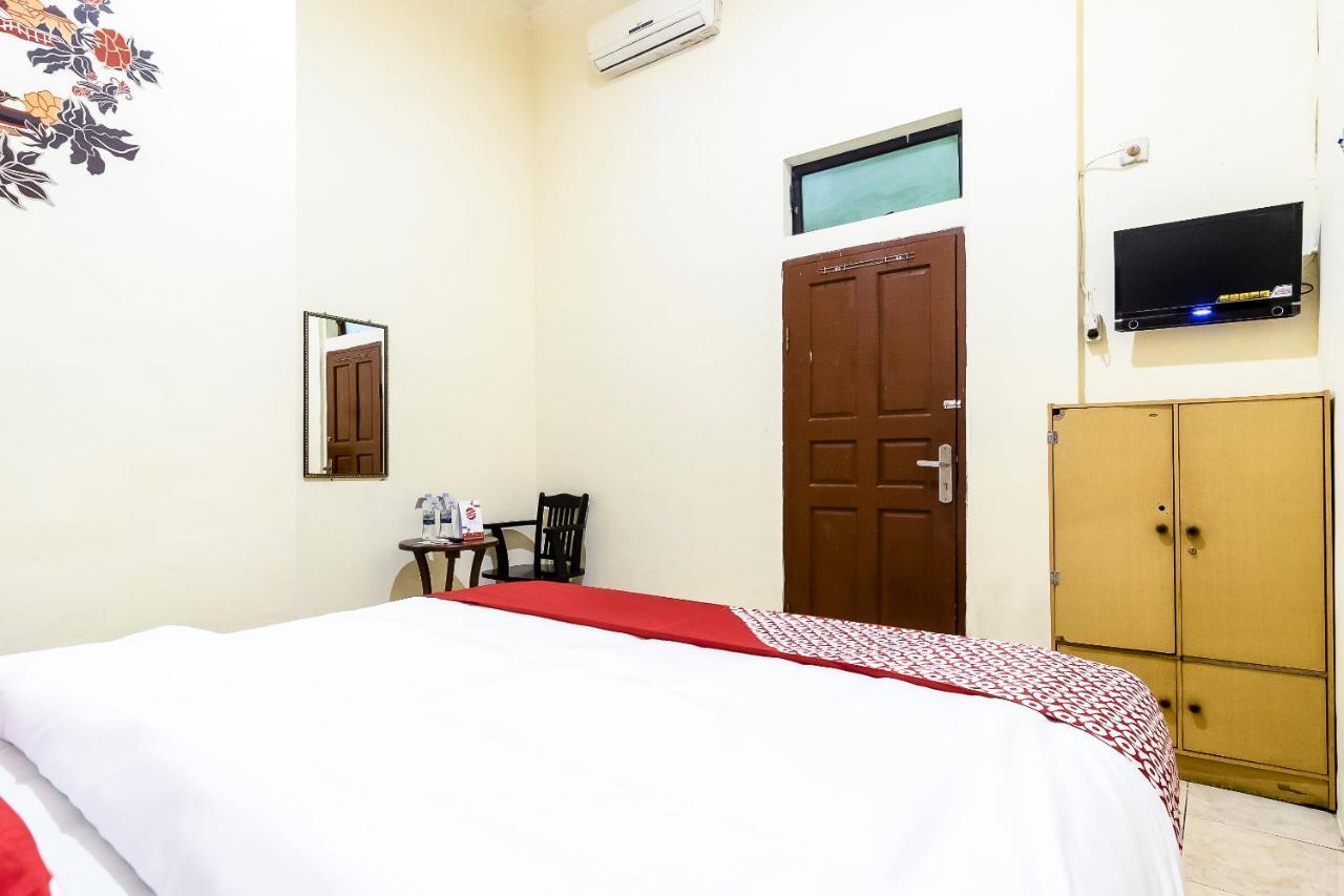 Oyo 723 Penginapan Nia Mandiri Syariah Медан Екстериор снимка