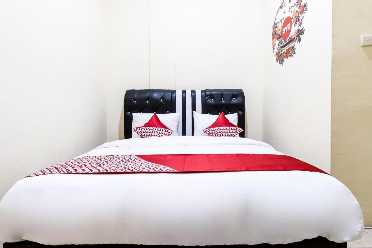 Oyo 723 Penginapan Nia Mandiri Syariah Медан Екстериор снимка