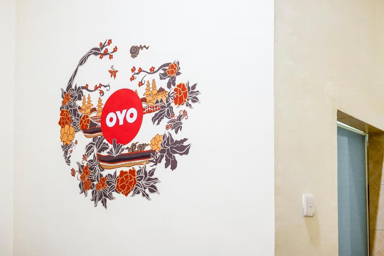 Oyo 723 Penginapan Nia Mandiri Syariah Медан Екстериор снимка