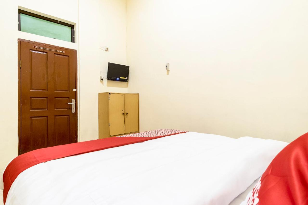 Oyo 723 Penginapan Nia Mandiri Syariah Медан Екстериор снимка