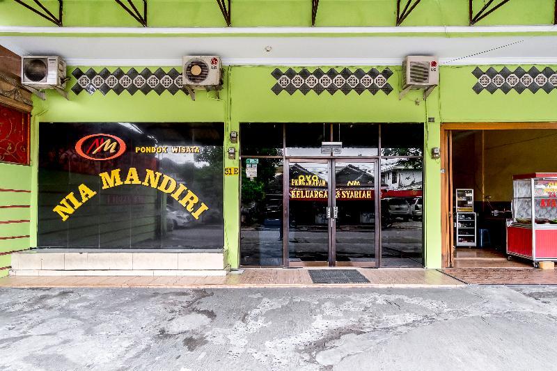 Oyo 723 Penginapan Nia Mandiri Syariah Медан Екстериор снимка