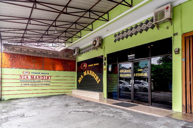 Oyo 723 Penginapan Nia Mandiri Syariah Медан Екстериор снимка
